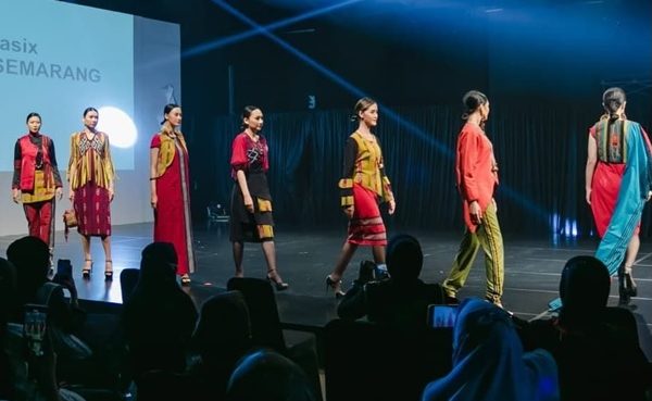 Tenun Lurik SMKN 6 Semarang Warnai Panggung Jogja Fashion Week