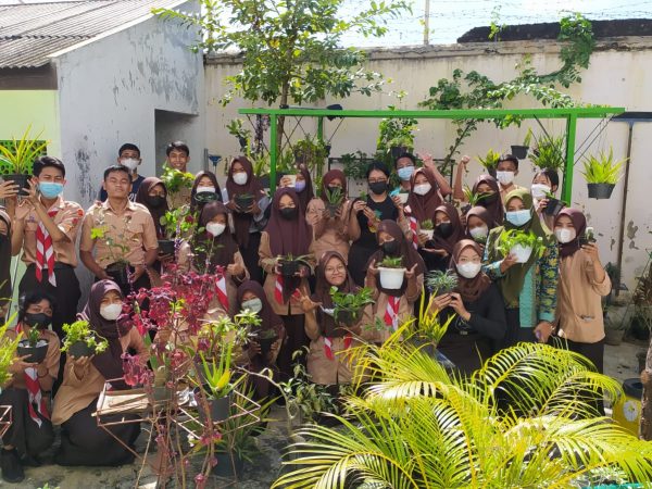 OSIS SMKN 4 Semarang melakukan kegiatan " SKAONE GO GREEN"