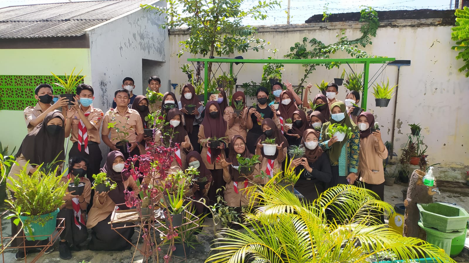 OSIS SMKN 4 Semarang melakukan kegiatan " SKAONE GO GREEN"