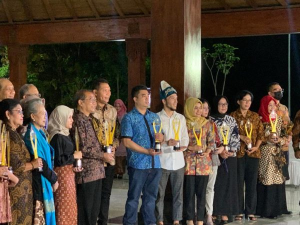 Srikandhi Bisma Terima Penghargaan Atas Penampi Lannya Dalam Acara International Festival Beksan Smarasanta 2022 Di Surakarta