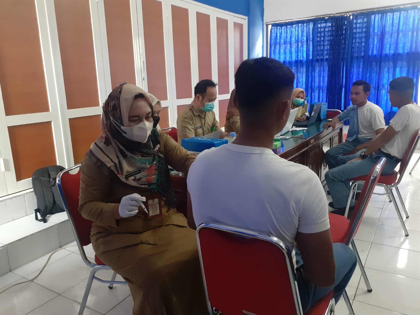 Vaksinasi Booster Kedua Puskesmas Bulu Lor di SMKN 10 Semarang