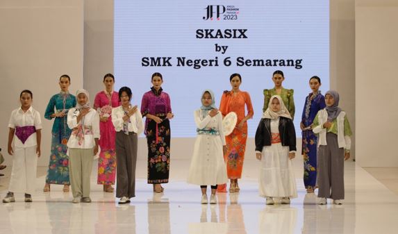 SKASIX by SMKN 6 Semarang Pawai di Panggung Jogja Fashion Parade 2023