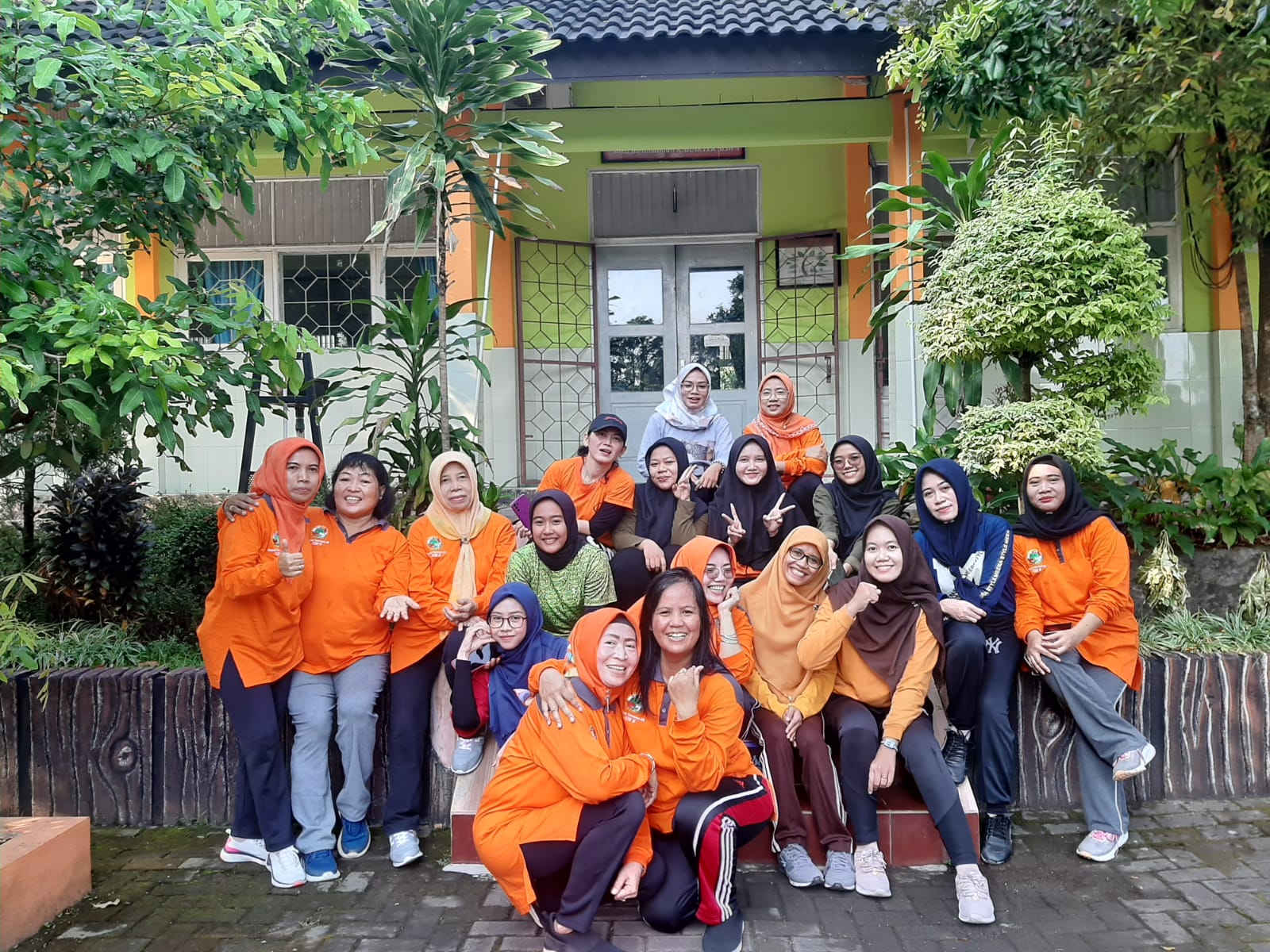 Jumat Sehat & Bersih, SMAN 16 Satu Langkah Menuju Sekolah Adiwiyata Nasional