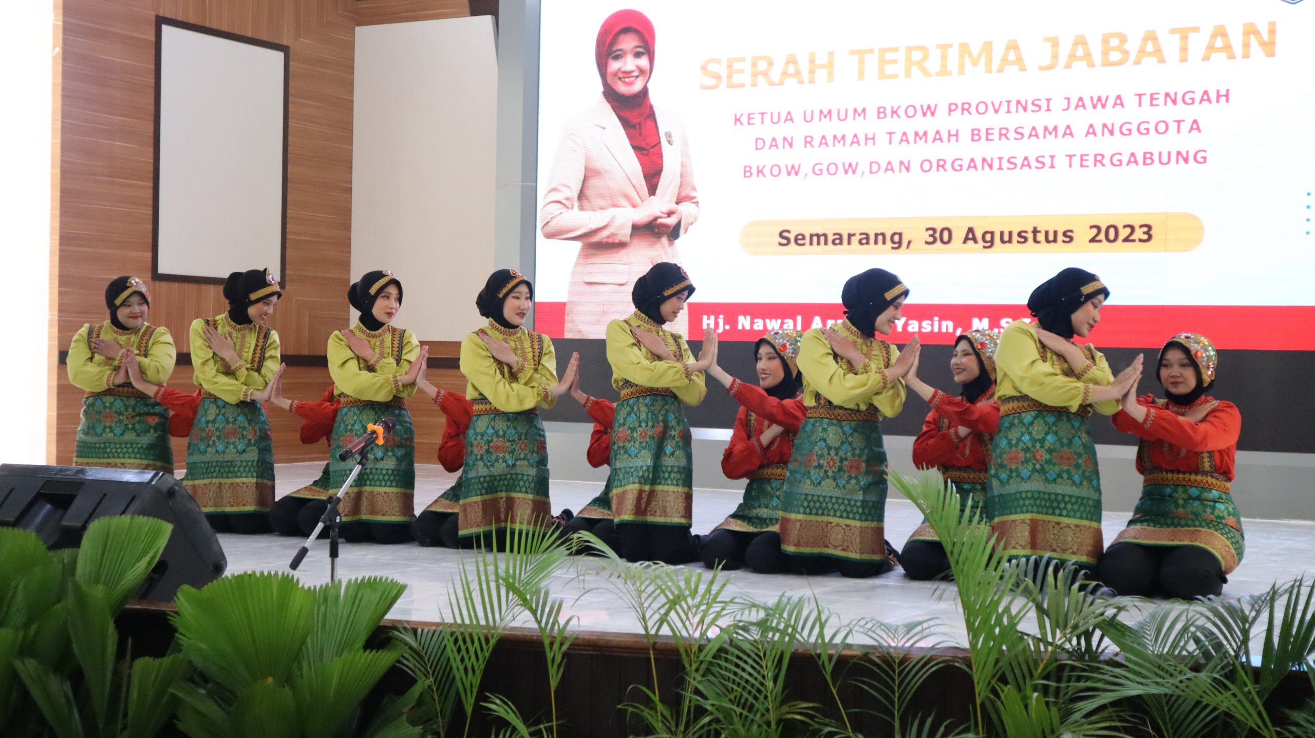 Tim Tari Ratoh Jaroe SMA Nasima Meriahkan Acara Serah Terima  Ketua BKOW Jawa Tengah