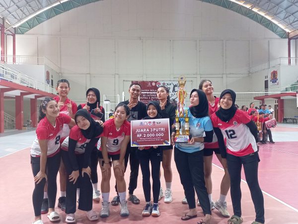 Tim Bola Voli Putri SMANSE  Raih Juara 3 Kejuaraan Voli Universitas IVET 2023