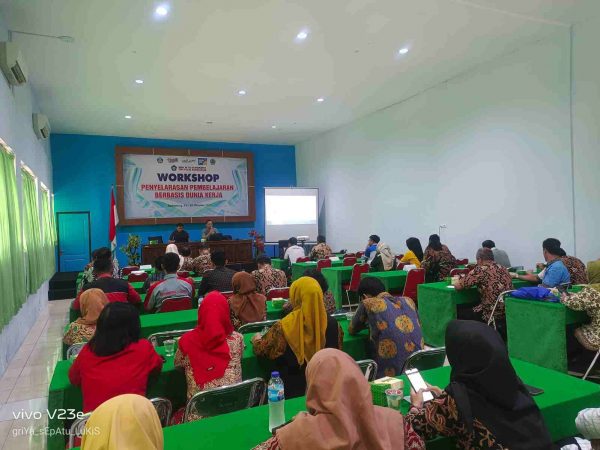 SMK Negeri 10 Semarang Mengakhiri Workshop Penyelarasan Pembelajaran Berbasis Dunia Kerja dengan Sukses