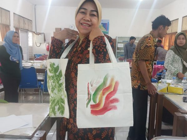 Pelatihan Lukis & Eco Printing di SMAN 12 Semarang: Persiapan Guru Untuk Proyek Kewirausahaan