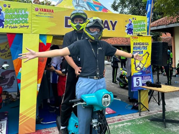 100 Siswa SMAN 11 Semarang Belajar Safety Riding dari Yamaha