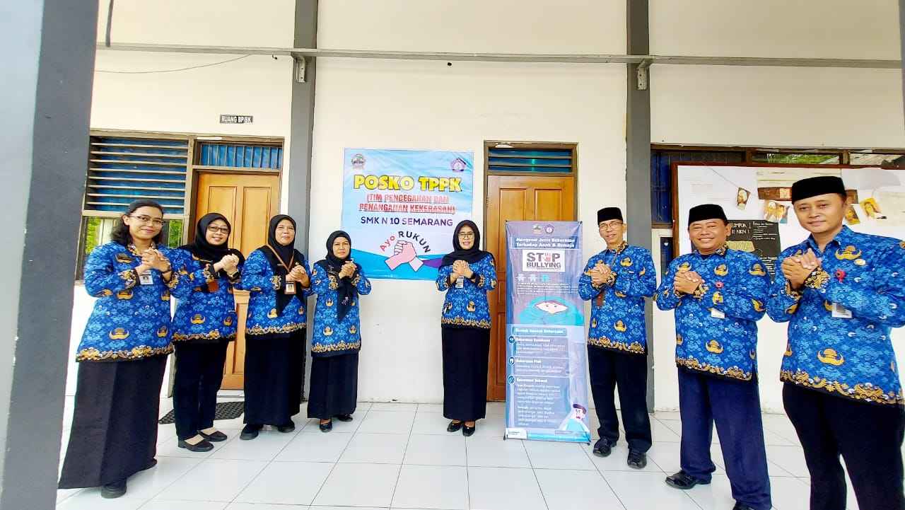 "Ayo Rukun di SMKN 10 Semarang: Pemasangan Banner dan MMT Sebagai Langkah Pencegahan Terhadap Bullying di Lingkungan Sekolah"