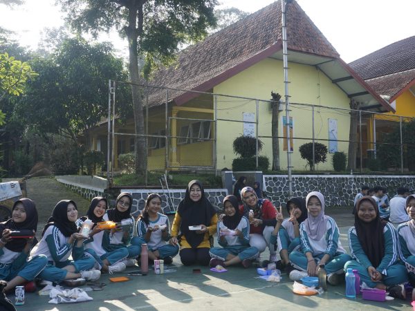 Jumat Ceria: Semarak Senam dan Sarapan Sehat di SMAN 12 Semarang