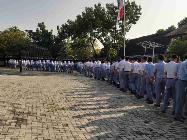 Sambut Kembali Rutinitas Sekolah, SMKN 10 Semarang Gelar Apel Pagi dan Halal Bi Halal